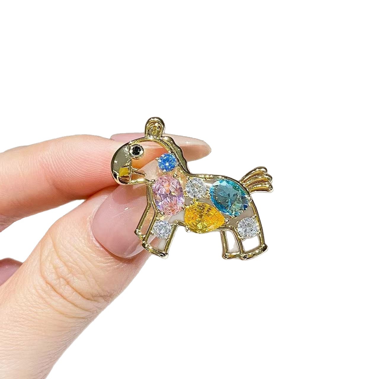 Broche 2026 Nouveau Zodiaque Cheval Cristal Coloré Creux Poney Design Haut de Gamme Accessoire de Personnalité Polyvalente_voghion.com