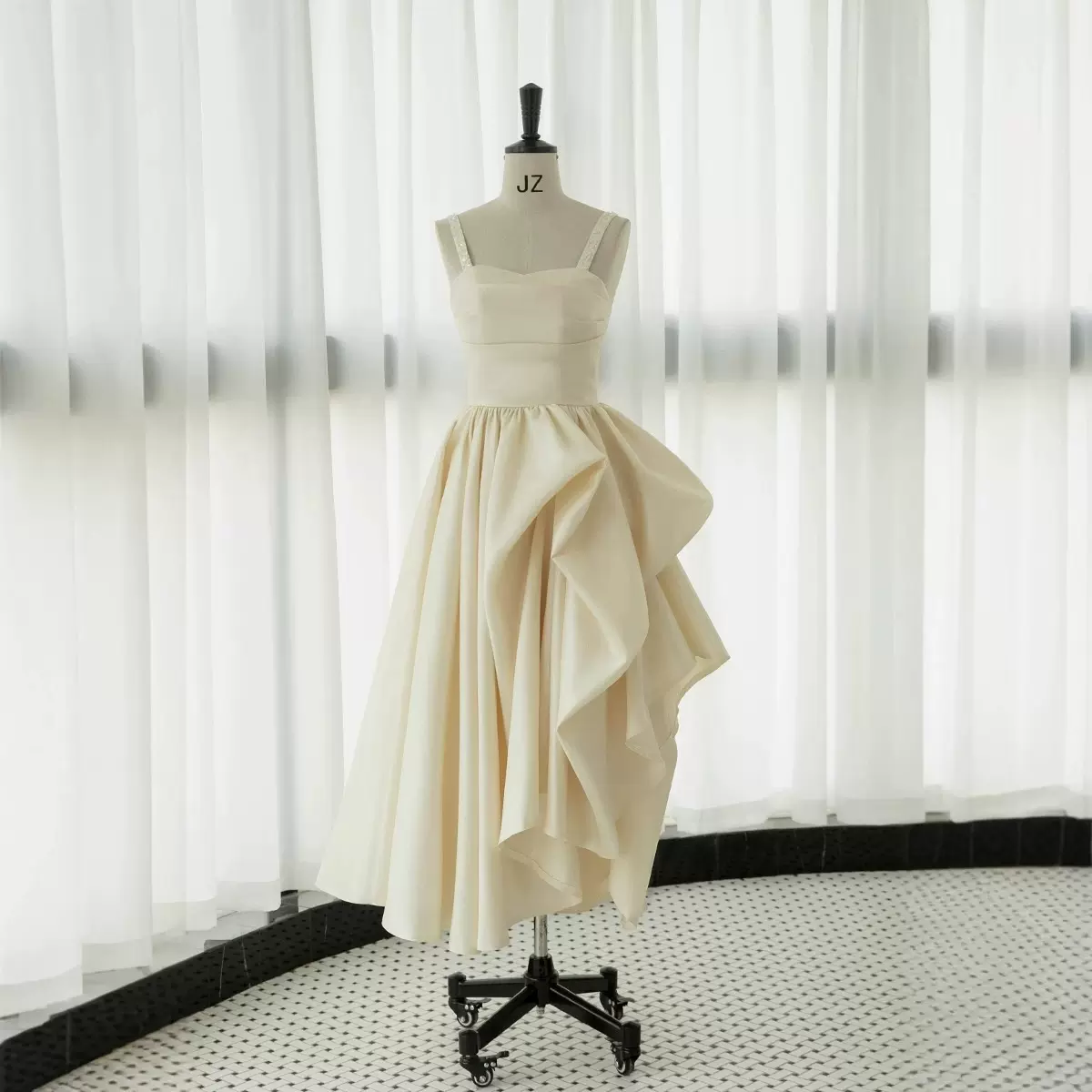 法式吊带轻婚纱女小个子晨袍宴会晚礼服旅拍不规则裙摆冬季新款