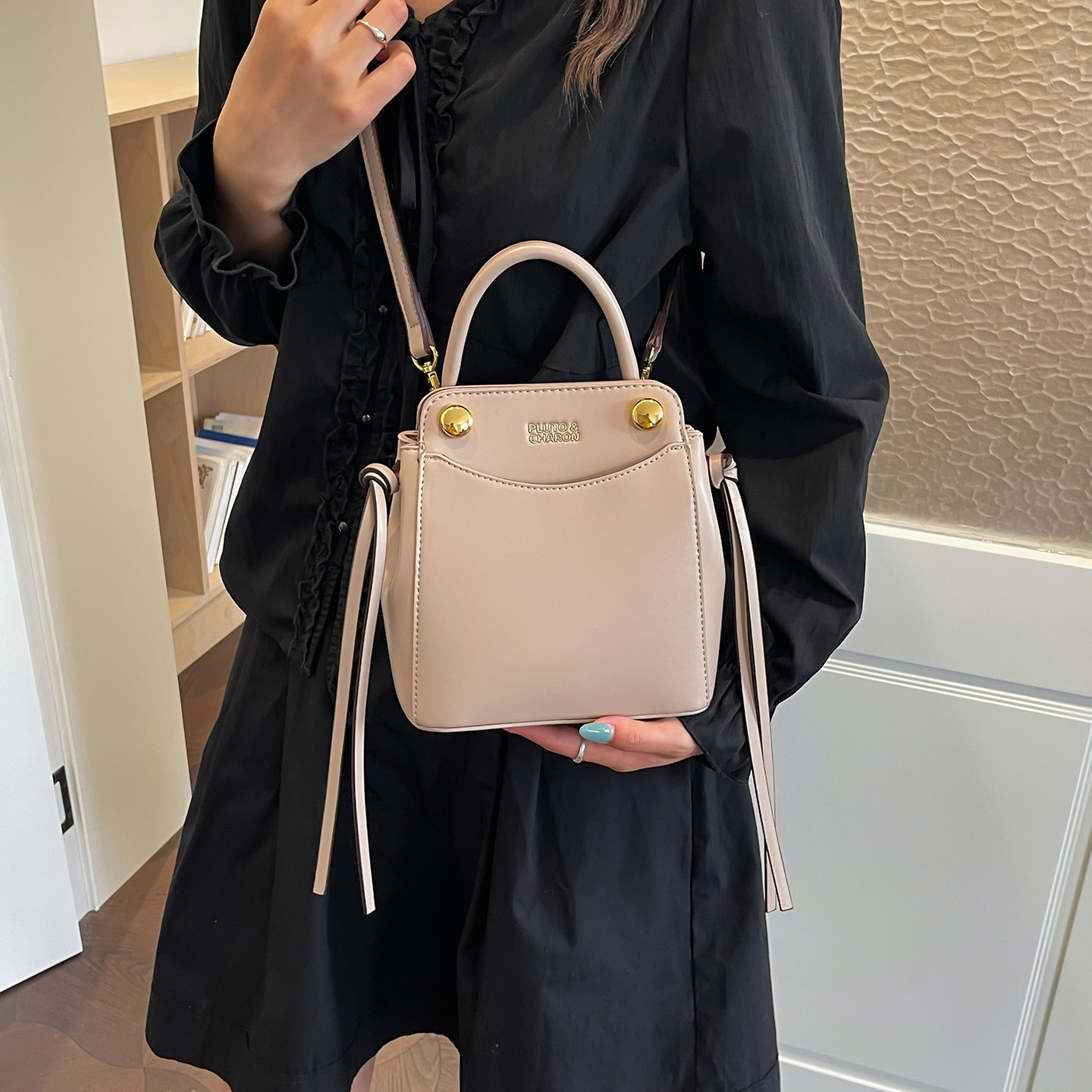 Bolso de moda popular 2026 simple mochila de verano nueva mujer simple este año sensación universal cubo hombro