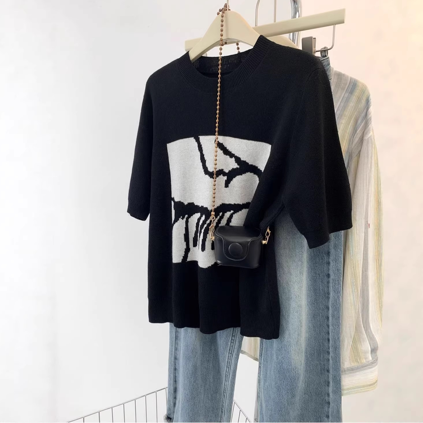 Áo thun nữ cổ tròn tay ngắn chất liệu sợi mát họa tiết Jacquard — màu đen chi tiết 3