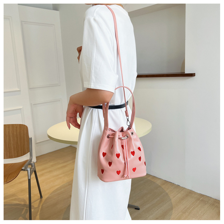 Femmes Moyen Faux Cuir Bande Forme De Cœur Style Vintage Style Classique Seau Chaîne De Caractères Sac Seau display picture 9