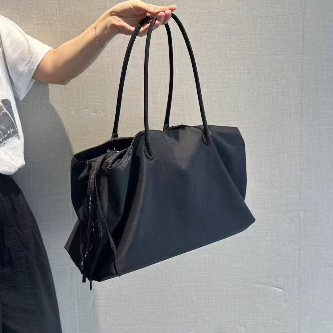 Nylon waterproof black minimalistic capacious laptop, sports bag for men and women, one-shoulder bag