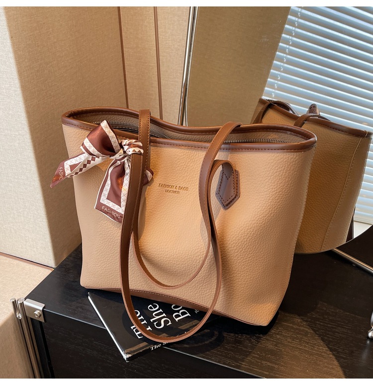 Women's Large Pu Leather Solid Color Vintage Style Square Zipper Tote Bag display picture 4