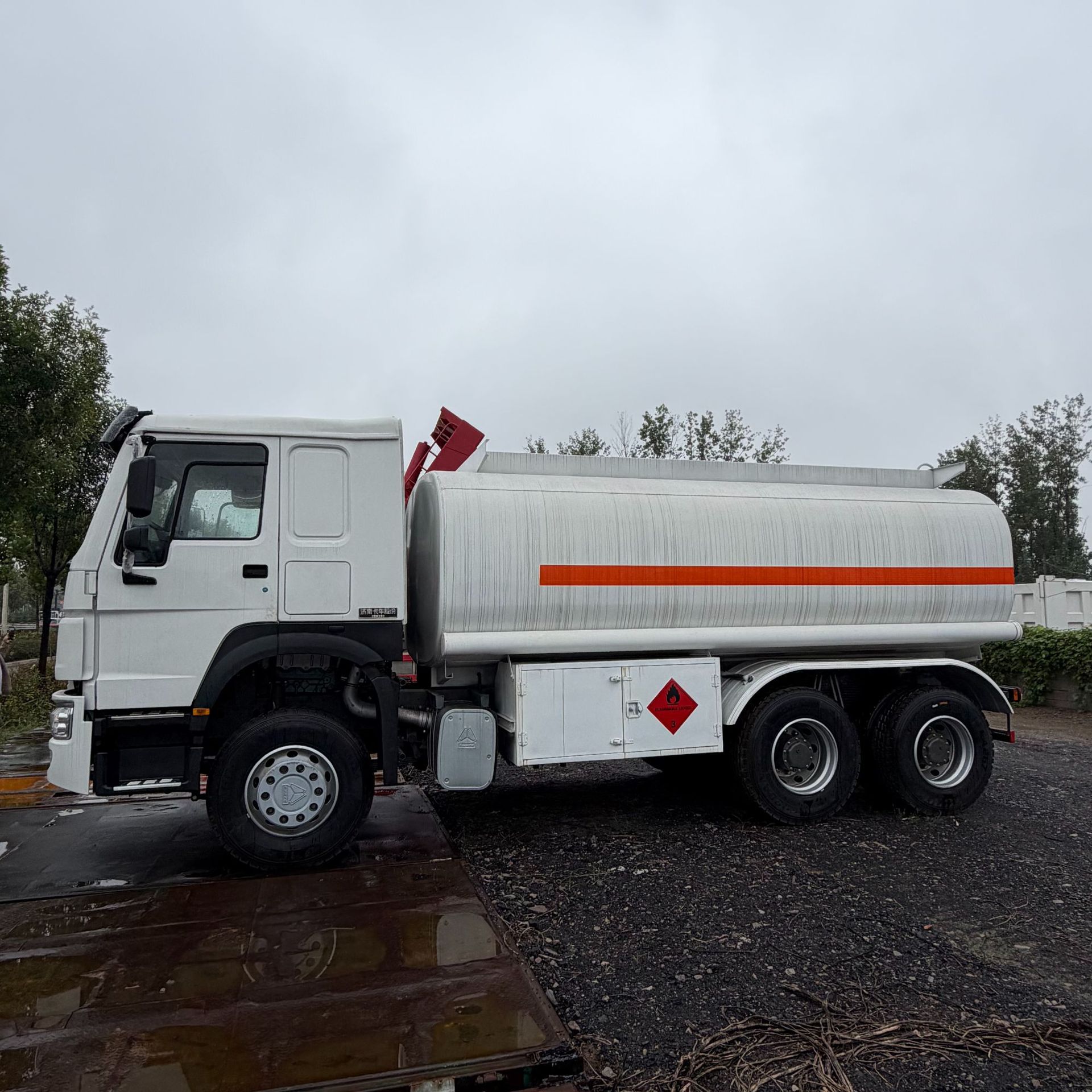 Cross-Border Manufacturers Sell Sinotruk Howo Sprinkler Trucks for Export Supply Sinotruk Howo Water Tank Sprinkler Trucks