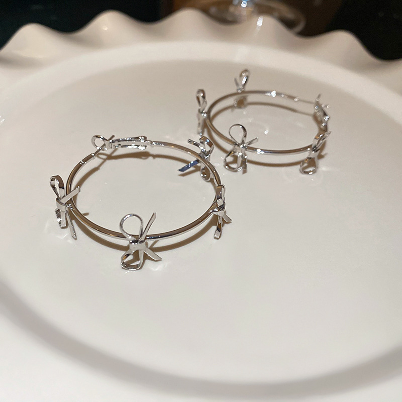 Aguja de plata Pendientes de lazo europeo y americano Estilo frío Pendientes de nicho de moda simple Pendientes de todo fósforo Lujo ligero Sensación de alto nivel Mujer