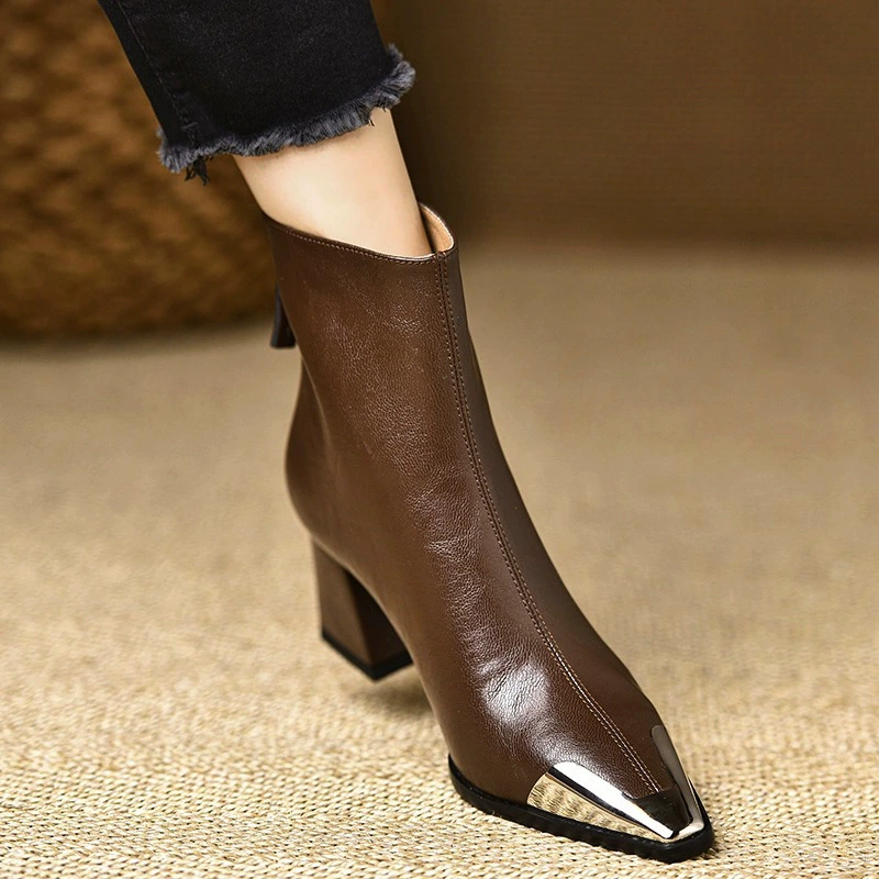 Европейский и американский ретро стиль металлические остроконечные темпераментные короткие сапоги 2024 зимние новые задние молнии модные толстые каблуки рыцарские сапоги