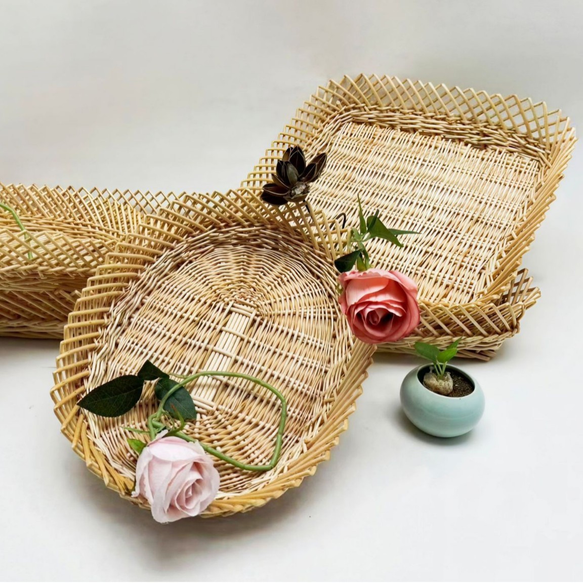 Pan de almacenamiento de mimbre y ratán, canasta de pan al vapor, plato de frutas, bandeja hecha a mano tejida natural, plato de postre, plato de almacenamiento