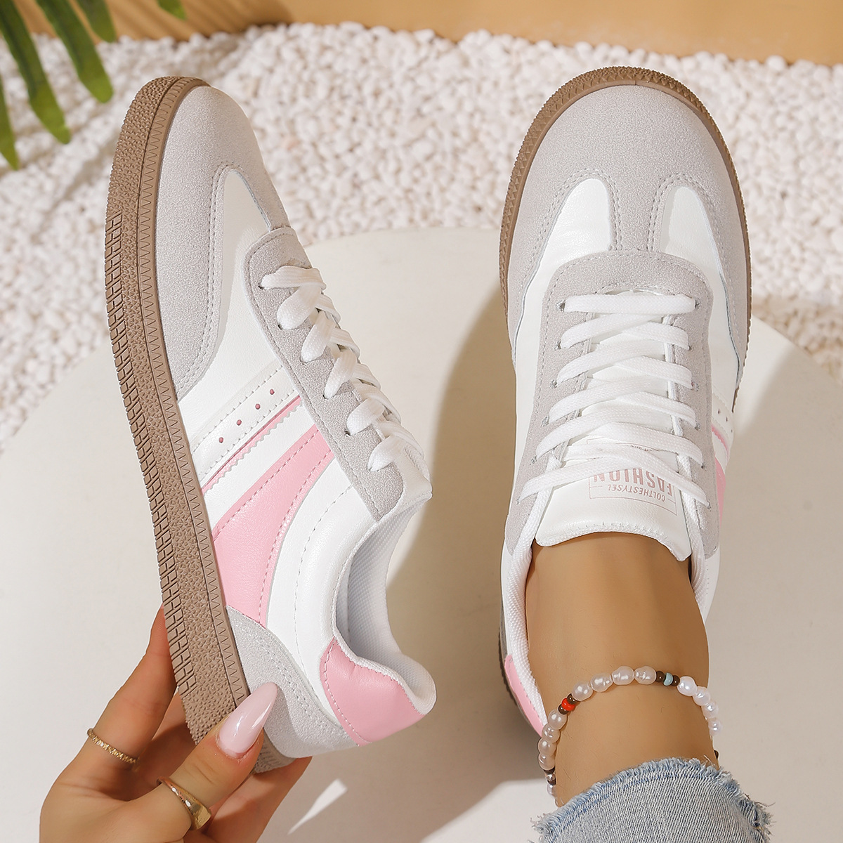 Zapatos de entrenamiento de base plana para mujeres 2026 nuevos zapatos de skate de primavera y verano retro de comercio exterior transfronterizo zapatos casuales grandes zapatos blancos para mujeres