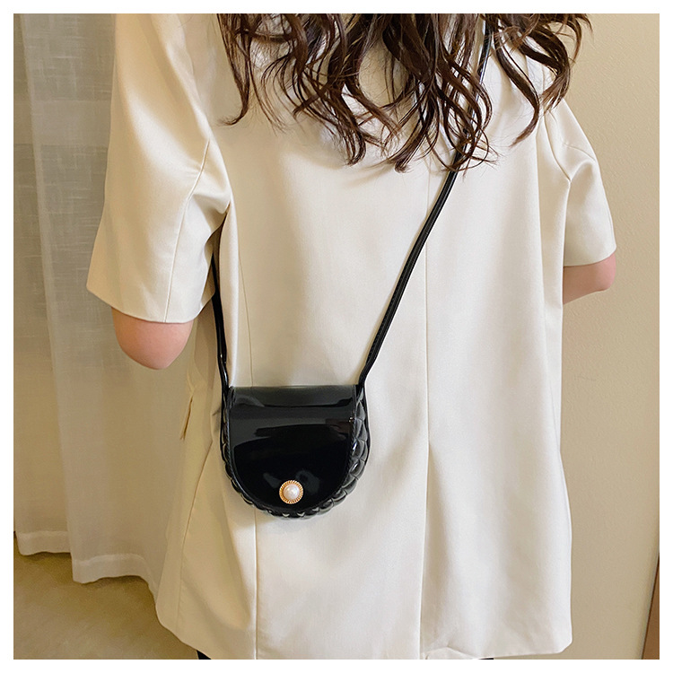 Women's Mini PVC Solid Color Basic Magnetic Buckle Shoulder Bag display picture 6