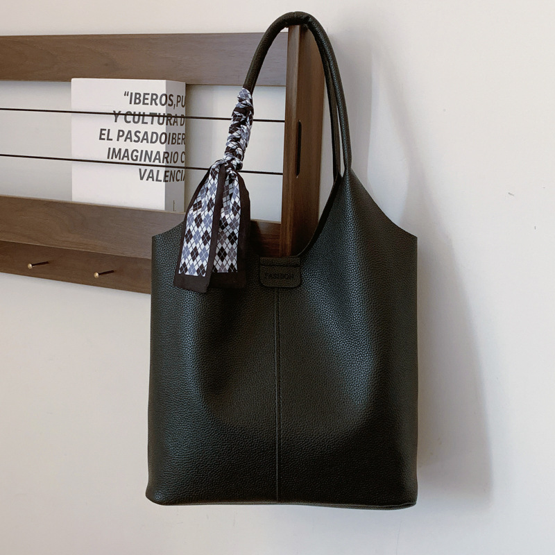 Bolsa de cubo de gran capacidad para mujeres otoño / invierno 2024 nuevo estilo simple bolso de hombro retro de alta calidad bolso de brazo