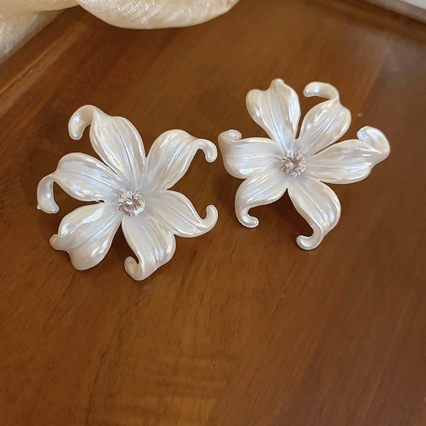 acrylic fashionable design elegant earrings with zircon