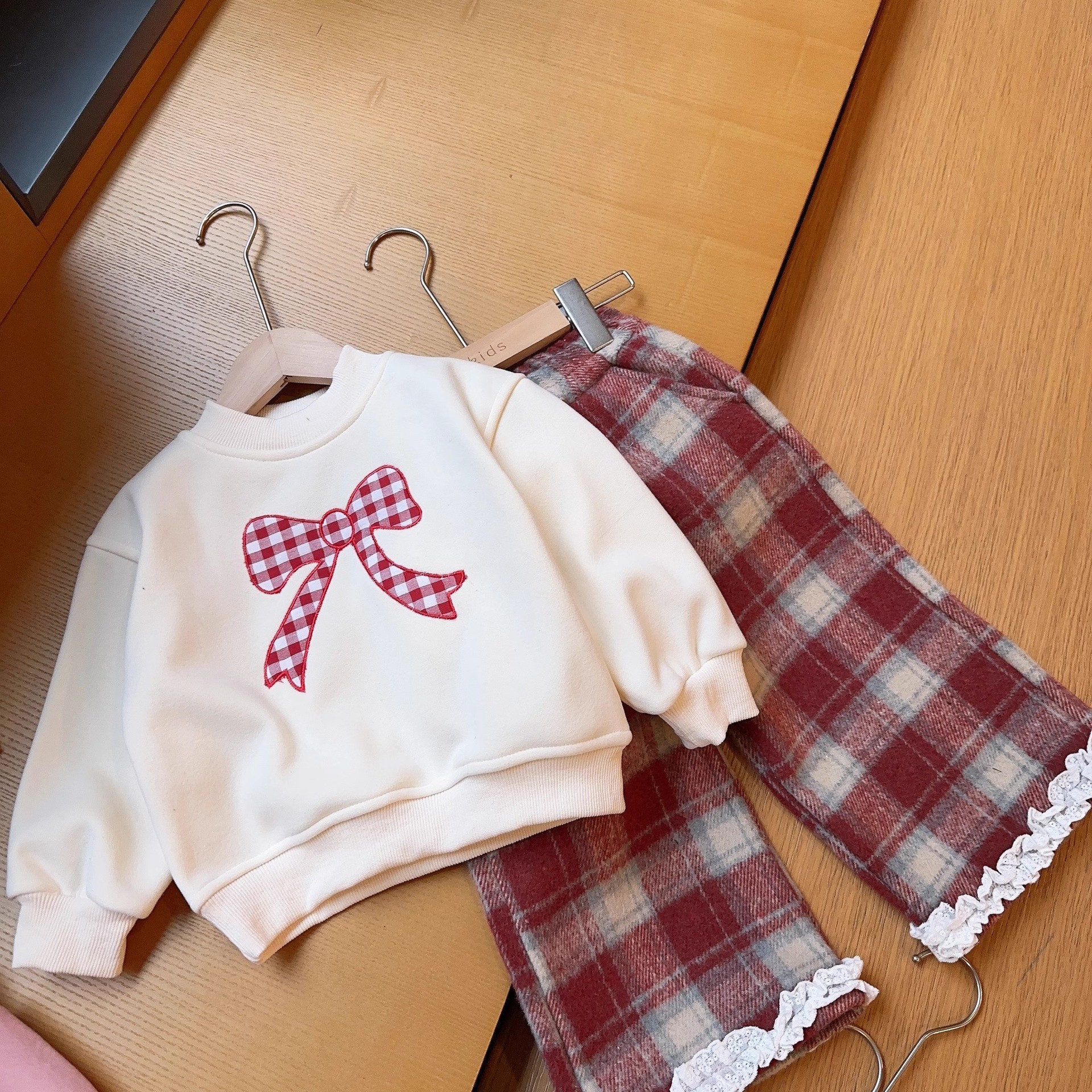 Girls autumn suit 2024 winter new velvet fashionable and versatile long-sleeved plaid pants two-piece set 65273