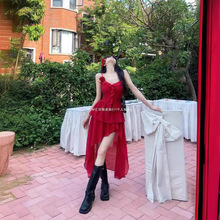 法式气质荷叶边红色吊带连衣裙女夏季度假风氛围感不规则开叉长裙