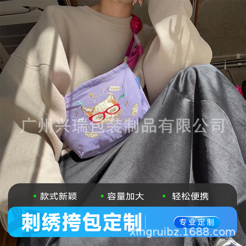 广州工厂加工生产线箱包厂家刺绣民族风斜挎包腰包贴标代加工定制