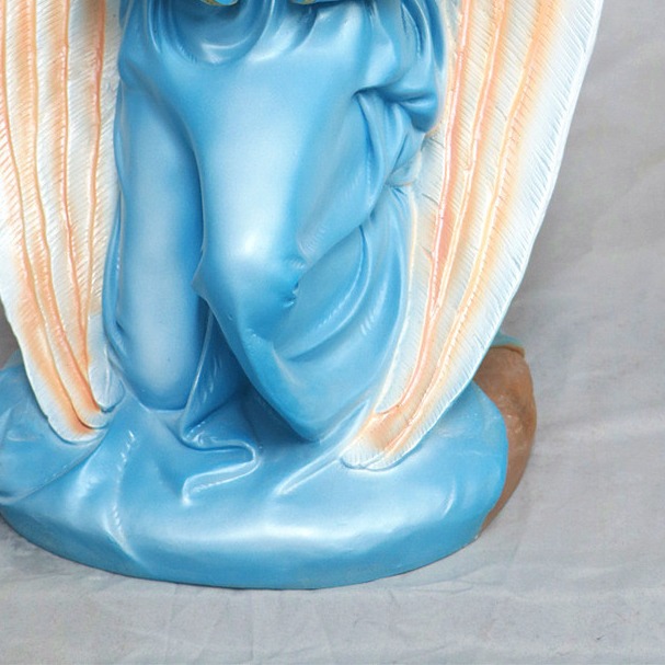 70cm de rodillas ángel mano