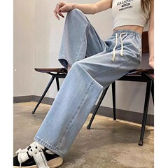 薄い色の高い腰は腰のまっすぐな筒のジーパンの女性の潮流にぴったり合っています。