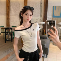 2025年新型アメリカンギャル斜め露肩半袖tシャツ女性夏のスリムスリムショート上着女性卸売