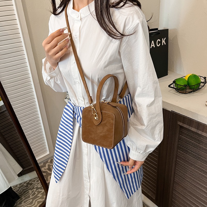 Nicho de textura caja de mano bolso mujer 2026 nuevo bolso de moda bolso de color sólido bolso de maquillaje bolso de lápiz labial