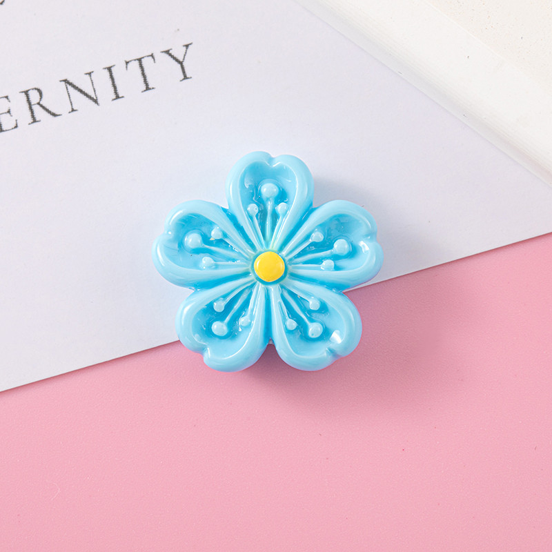 Venta directa de fábrica de cinco pétalos serie flor de cerezo accesorios de resina flor corazón Bud serie fresca crema más parche de horquilla