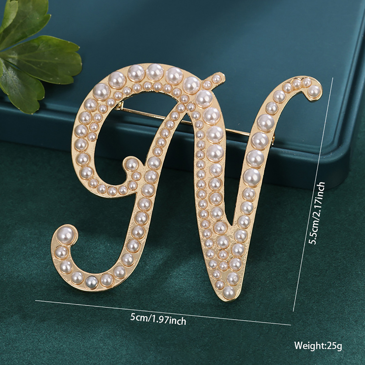 26 broches con letras en inglés de perlas, alfileres para ropa, decoraciones retro transfronterizas europeas y americanas, accesorios antiexposición para cuello