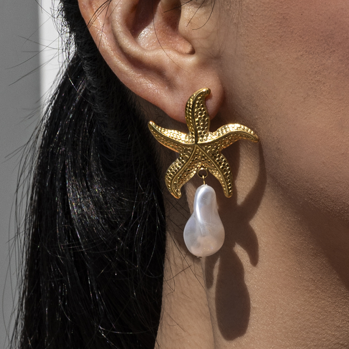 Pendientes de acero inoxidable europeo y americano de Tena Pendientes de estrella de mar de playa de mar de lujo ligero Pendientes de perlas reales estilo de vacaciones