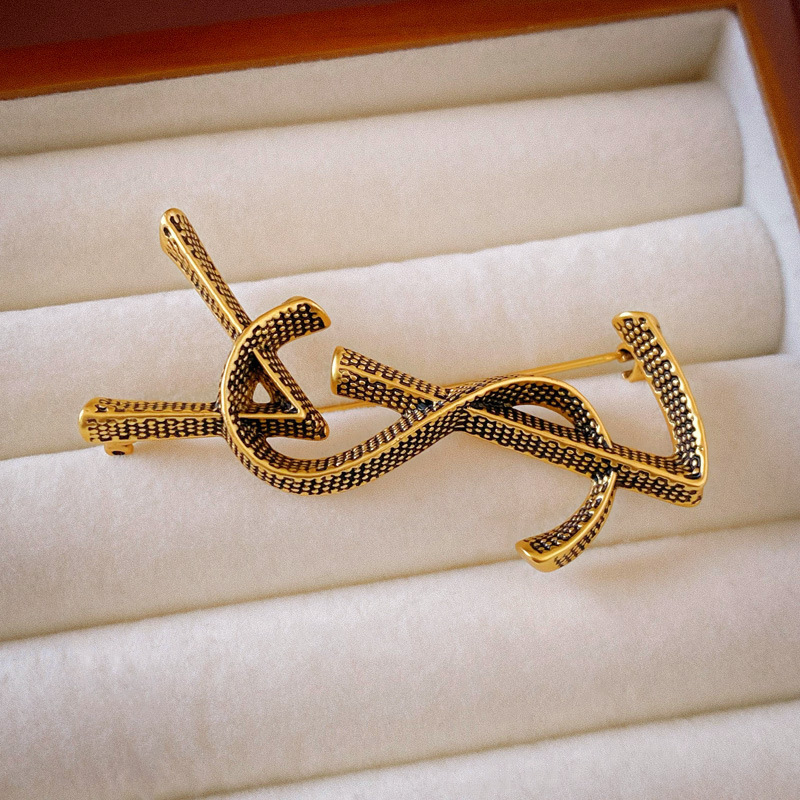 Chanel estilo metal carta VSL broche francés nicho de alto grado temperamento traje suéter pin ramillete femenino