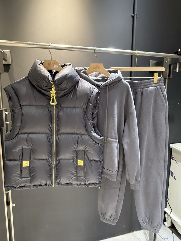 mm家25ss秋冬新款异型扣装饰棉马甲+卫衣三件套立领套装|undefined