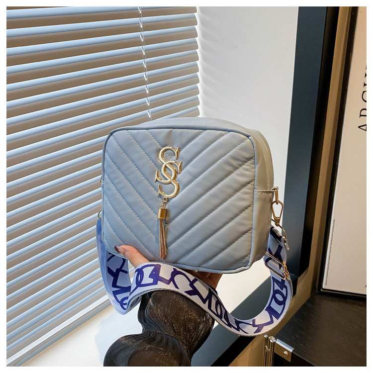 A stylish Korean-style wide shoulder strap small bag for women in the autumn of 2024, a niche design and versatile camera bag, an ins crossbody small square bag undefined