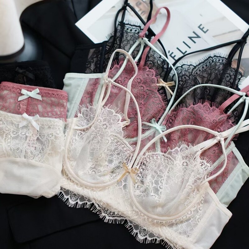 Small Bust Push-Up Bra Without Underwire That Makes the Breasts Look Bigger and Reduces Side Breast Volume