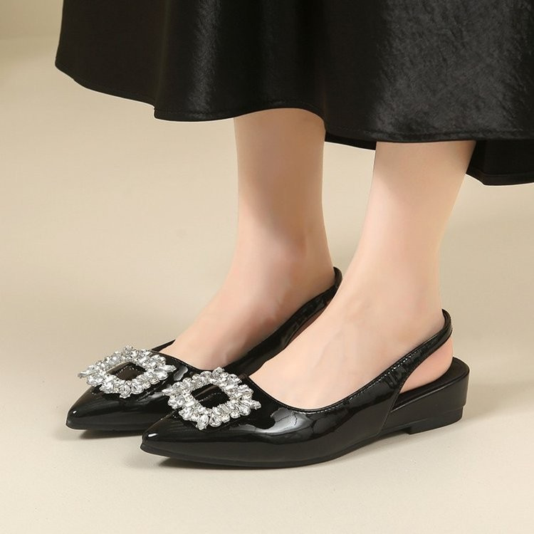 Baotou sandalias de mujer de diamante botón de talón bajo para usar zapatillas frías de verano 2026 nuevo estilo francés con falda puntiaguda detrás de zapatos vacíos