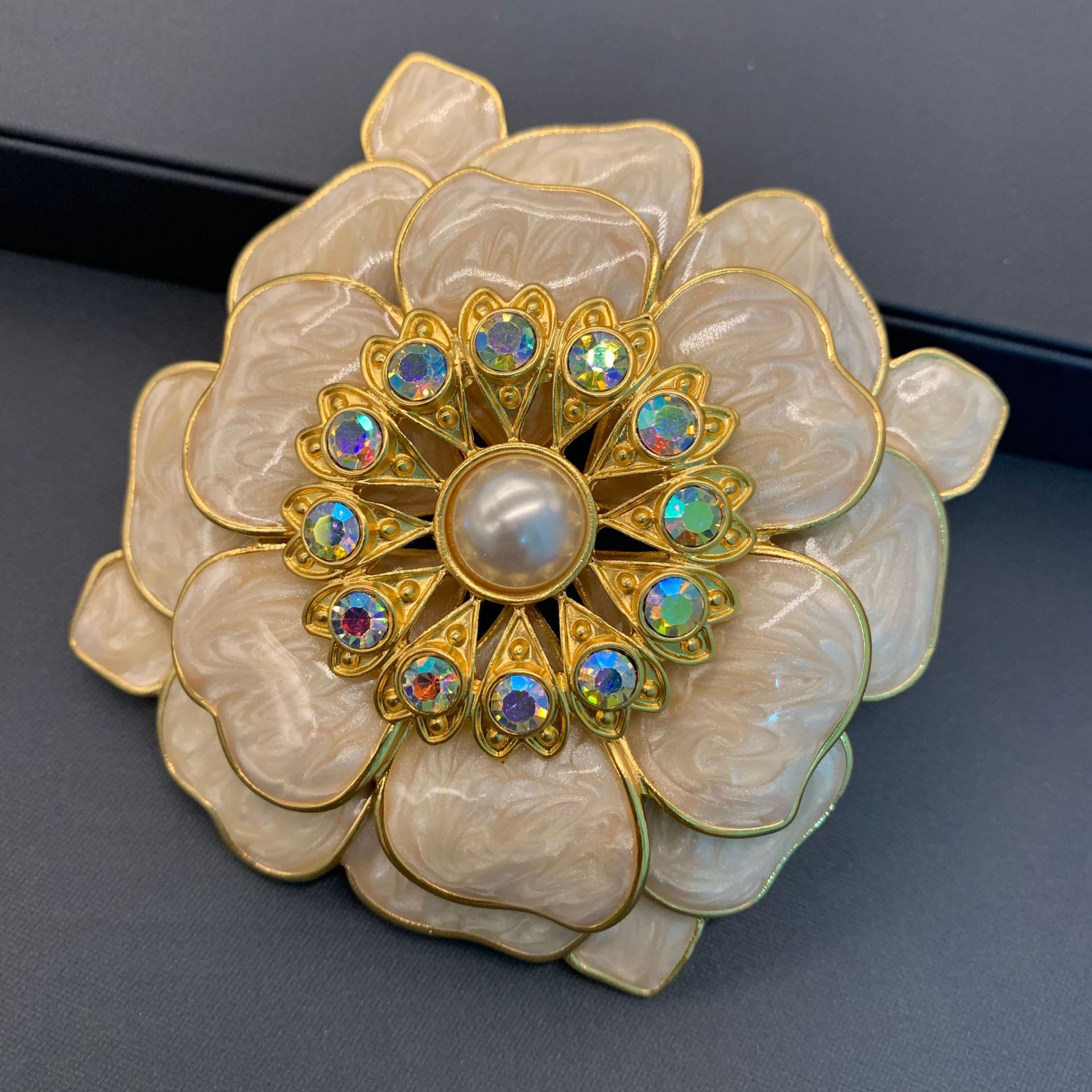 Qingdao Middle Ancient [Tea Words Tea Language] French court retro enamel three-layer three-dimensional petal brooch earring