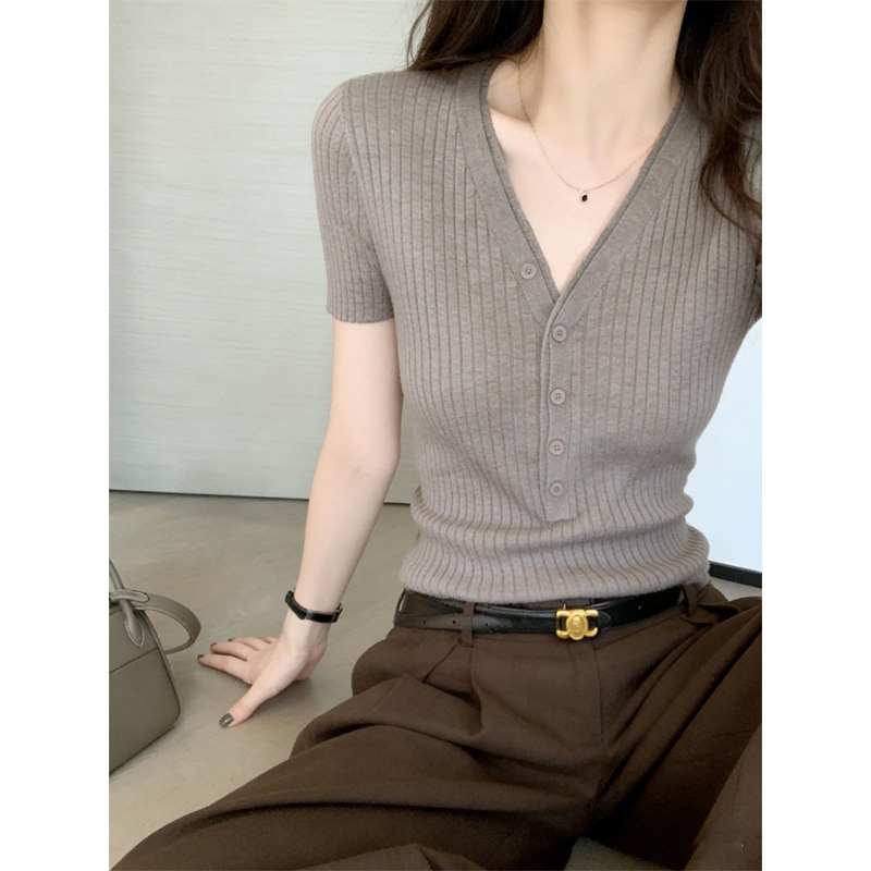 Áo thun nữ cổ V sọc kẻ phong cách Old Money, tay ngắn, dáng thẳng vai — màu đen, Xám cacbon, màu trắng, Màu yến mạch chi tiết 4