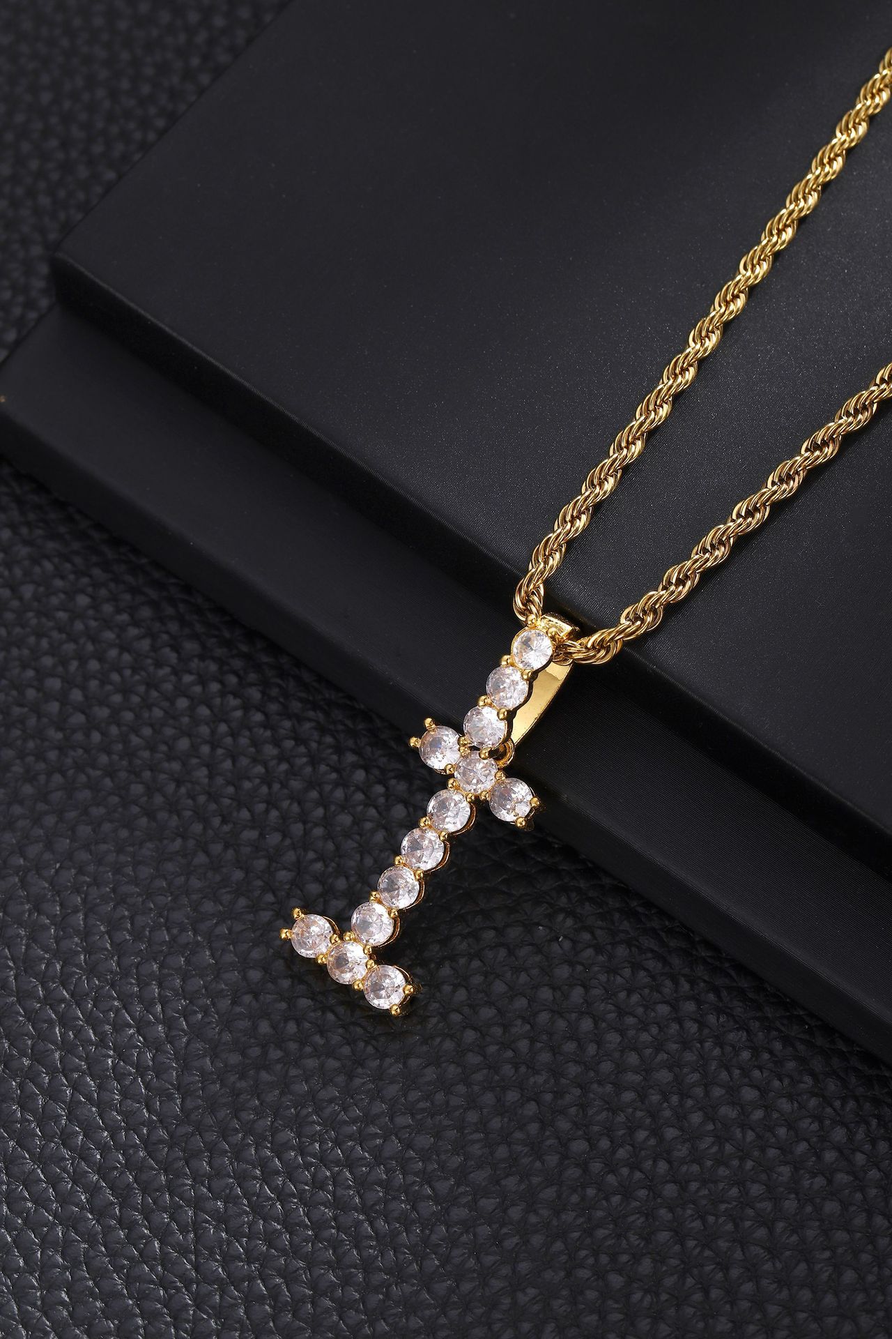 Moda cross-border rock hip-hop punk zircon cursiva colgante al por mayor personalidad de joyería de alta humedad