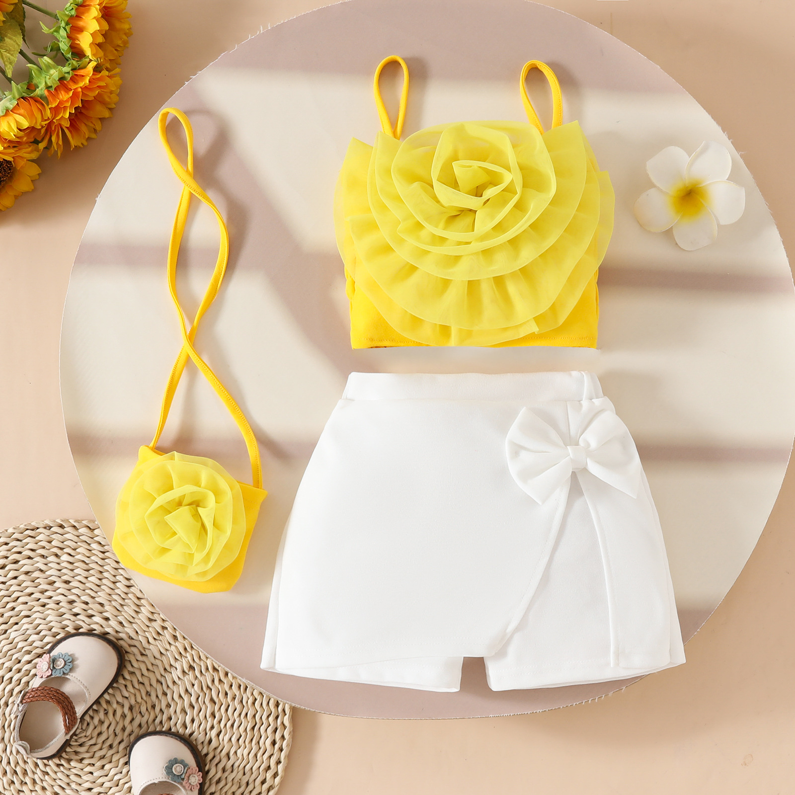 2025 Traje de niña de verano europeo y americano Traje de flores tridimensional Traje de pantalón corto con lazo Traje de bolso pequeño