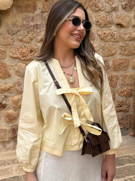 summer shirt for leisure with bow with a round collar