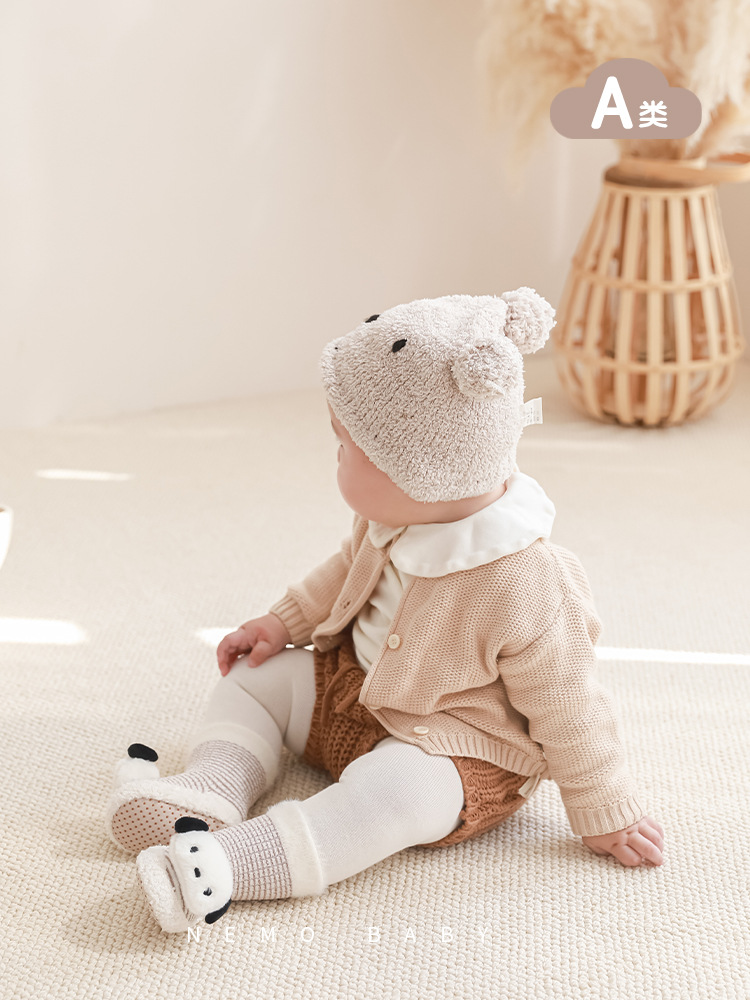 Calcetines para bebés en invierno, calcetines de piso calientes, calcetines de dibujos animados, lindos zapatos antideslizantes para bebés pequeños