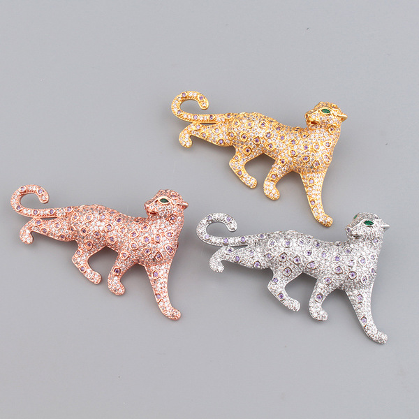 Retro brooch with zircon