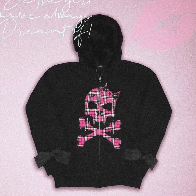 Y2K punk style pink and black striped hooded cardigan sweatshirt with skull pattern, subculture loose-fitting unisex zip-up jacket Y2K punk style pink and black striped hooded cardigan sweatshirt with skull pattern, subculture loose-fitting unisex zip-up jacket