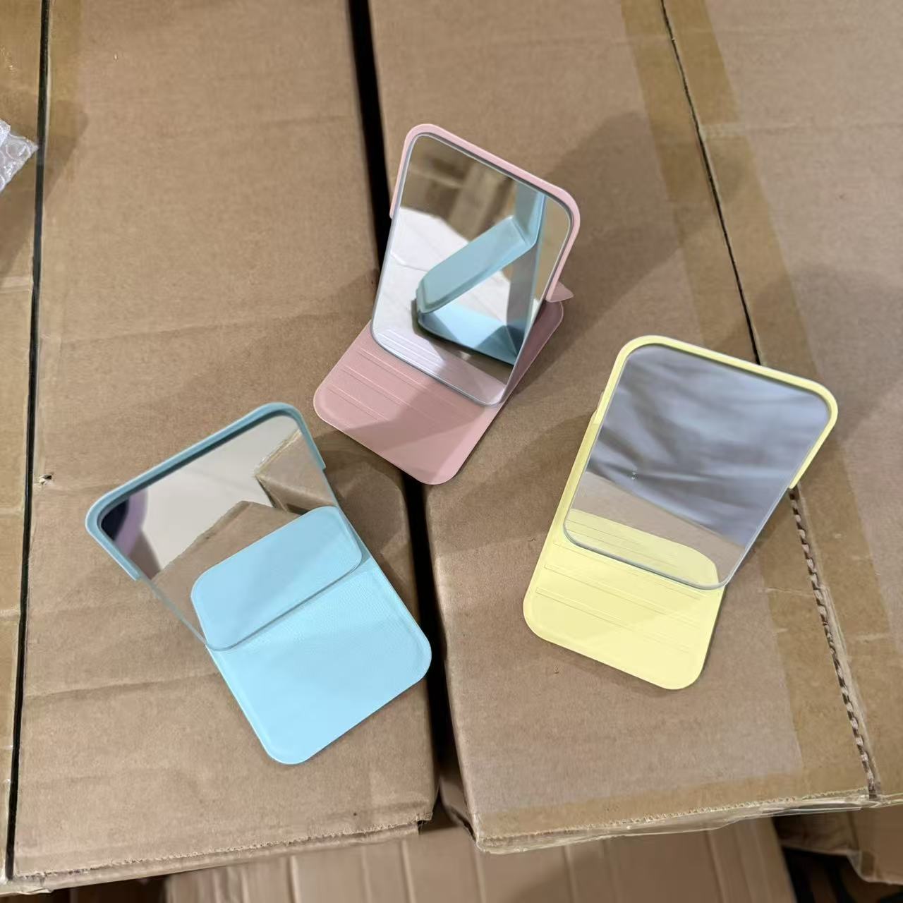 Espejo de Maquillaje Plegable Portátil de PU para Escritorio y Dormitorio image 3