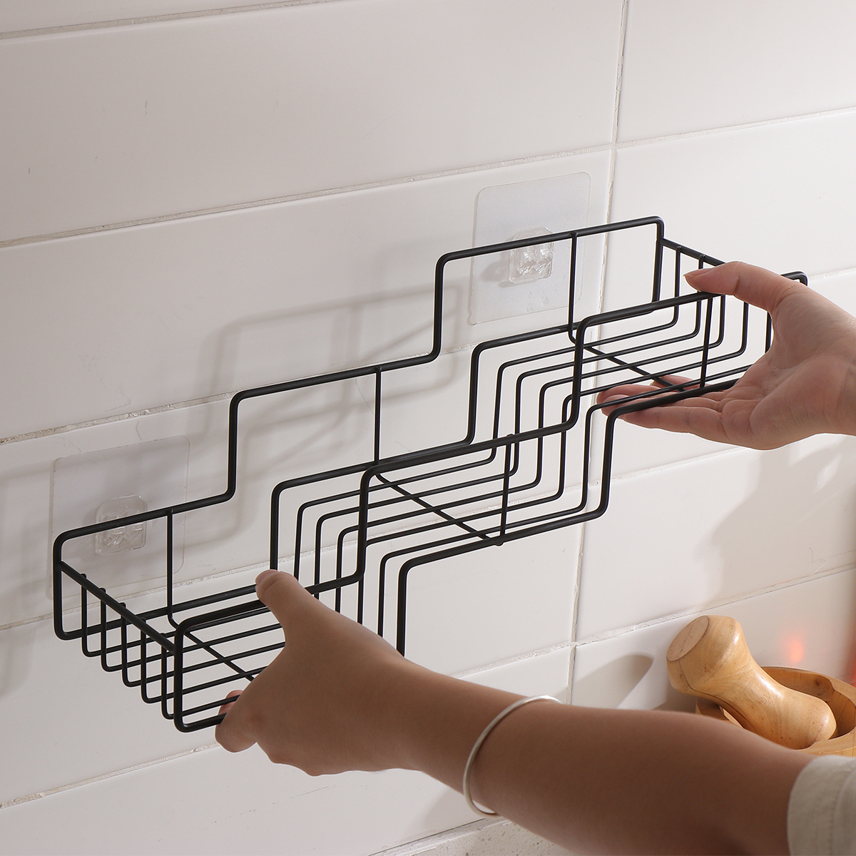 Amazon sin perforaciones de pared estante de almacenamiento de baño cocina baño montado en la pared estante de almacenamiento de tres capas trapezoidal estante de la botella