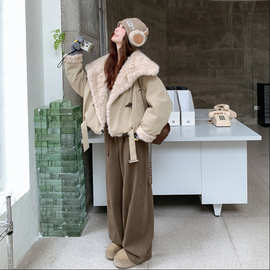 卡其色轻熟风羊羔毛拼接大翻领派克羽绒服女2025冬季新款时尚外套