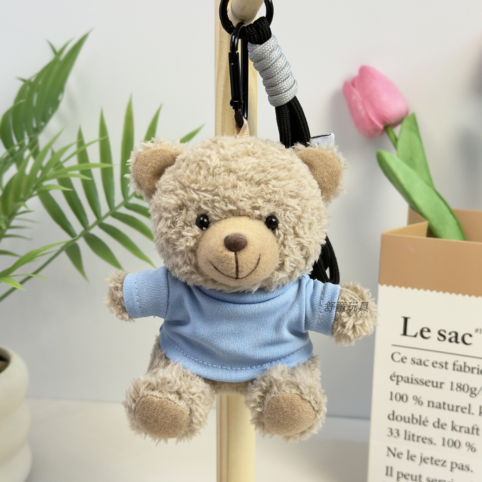 El oso con camiseta azul claro
