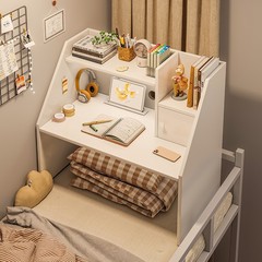 ベッドの上のテーブルの大学生のベッドの上のテーブルの寮の上に机を敷きます。