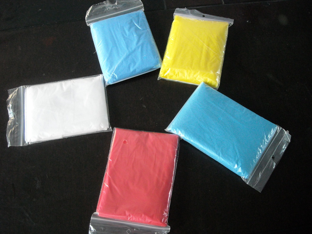 复制_旅游户外用品一次性PE雨披 便携式PE套.jpg