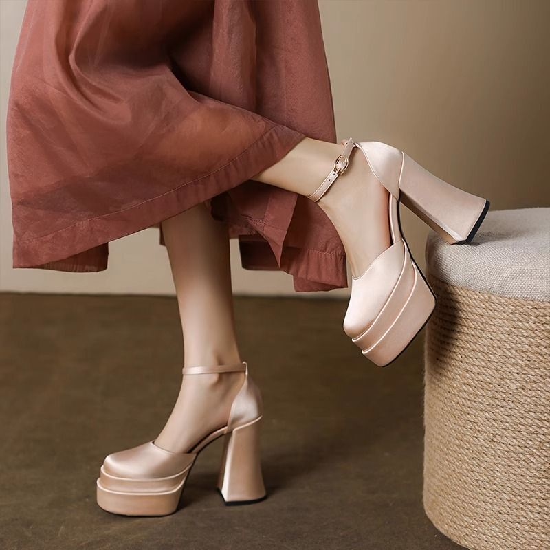 Thick heel waterproof platform high heels to host the performance banquet shoes not tired feet main wedding shoes artifact new small Thick heel waterproof platform high heels to host the performance banquet shoes not tired feet main wedding shoes artifact new small