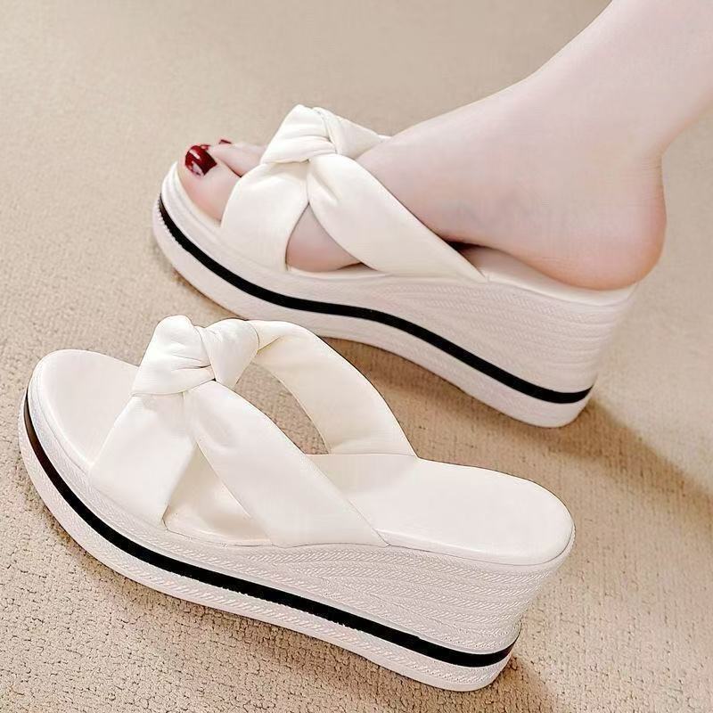 2026 nuevo comercio exterior de verano de cuero suave tacones gruesos aumentan la altura de los dedos de los dedos de la moda universal zapatillas de tacones altos