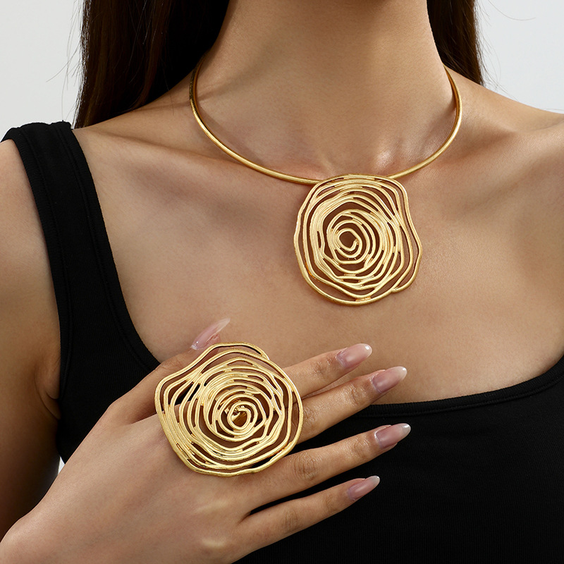 Joyería caliente europea y americana Suministro de comercio electrónico transfronterizo 1 juego de remolino espiral anillo collar traje de mujer
