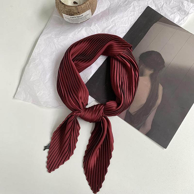 Pañuelo de seda de alta calidad nuevo estilo de color sólido arrugado bufanda de seda para mujer bufanda en forma de diamante versión coreana de la bufanda de seda de imitación pequeña bufanda en la cabeza banda para el cabello