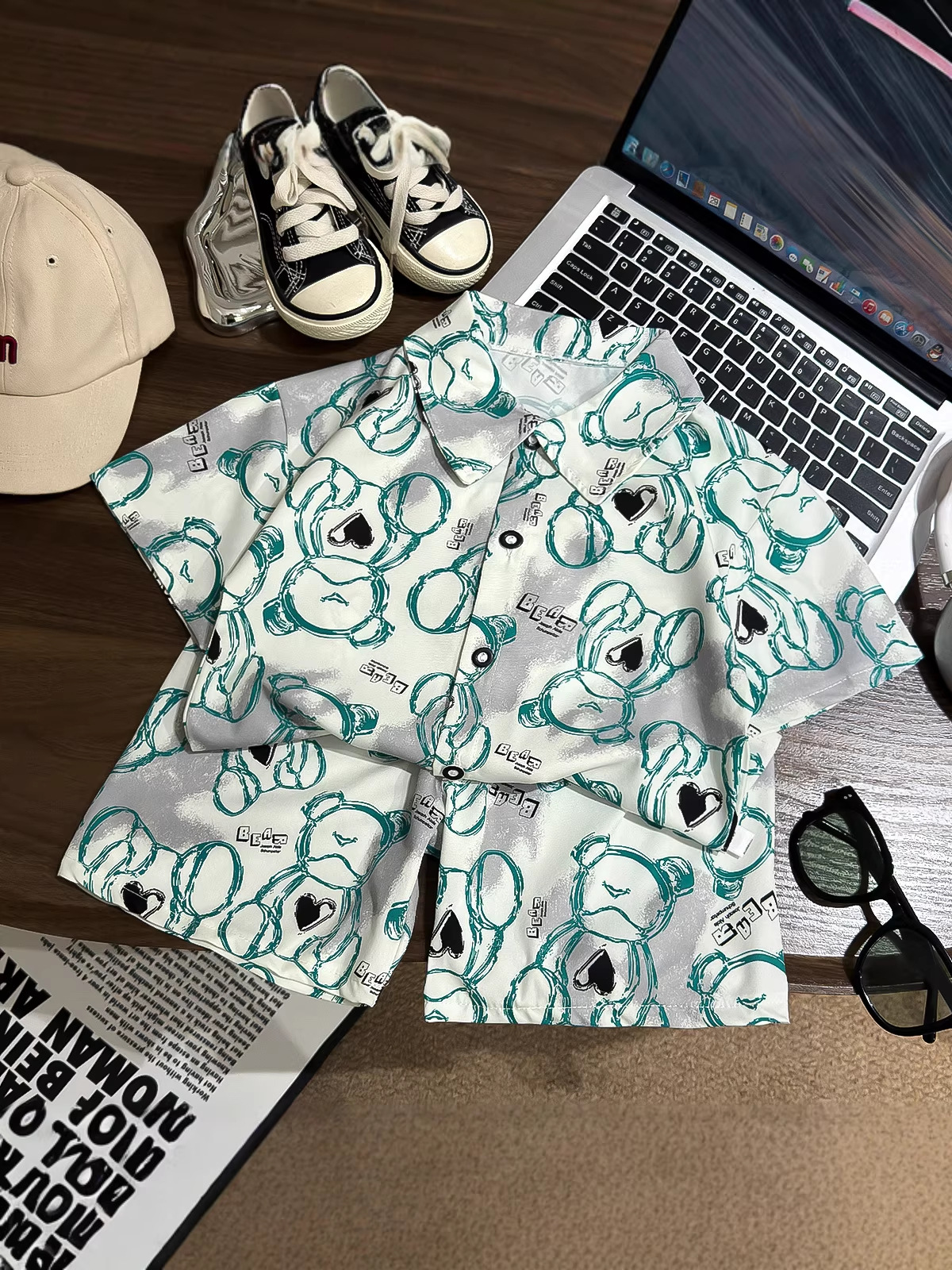 Niños de verano nueva camisa de estilo de Hong Kong hombre camisa de estilo de playa de moda nacional ropa de mangas cortas para niños al por mayor