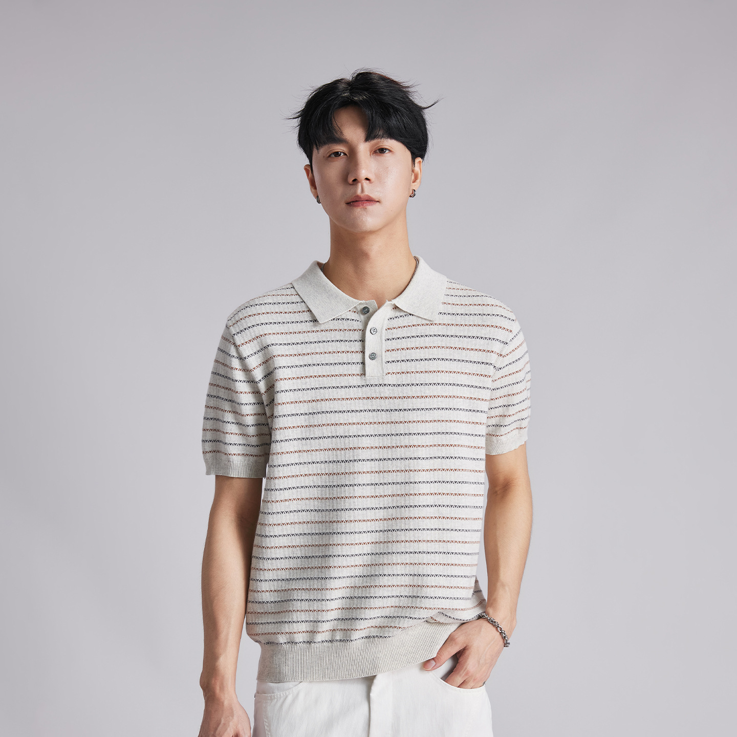 Áo polo nam dệt kim cotton sọc ngắn tay, phong cách old money, form ôm thoáng khí — Hạnh nhân sọc